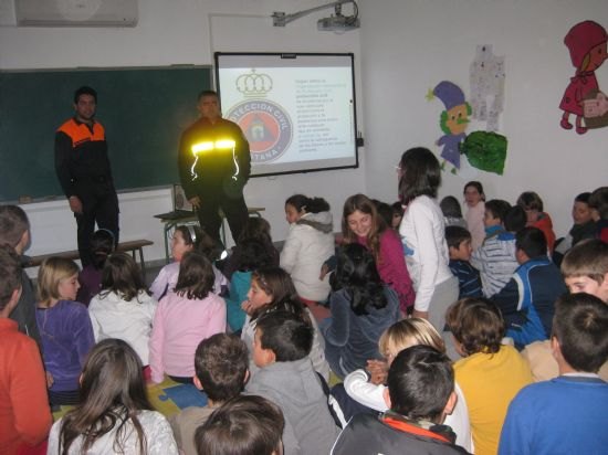 Protección Civil enseña a los niños del colegio Guadalentín, del Paretón, el Plan de Emergencias ante situaciones de riesgo por un terremoto, Foto 4