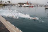 40 valientes desafan al fro en la VI Travesa a Nado en el Puerto de Cartagena