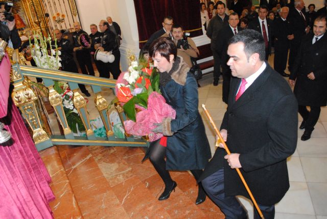 The patron saint of Totana receives thousands of flowers inside the church of Santiago, Foto 6