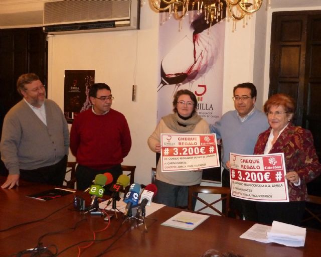 El Consejo Regulador de la D.O. Jumilla entregó a Cáritas 6.400 euros dentro del proyecto ´Jumilla, vinos solidarios´ - 1, Foto 1
