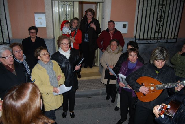El Coro Santa Cecilia acompañado por el alcalde de Totana y el concejal de Bienestar Social felicitan la Navidad con villancicos y postales navideñas - 1, Foto 1