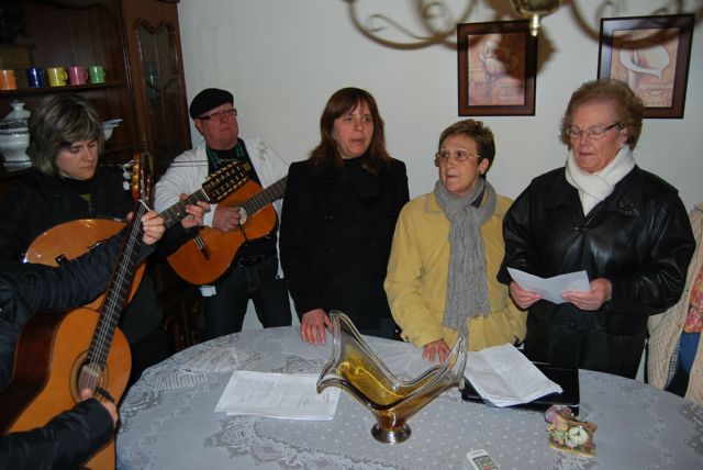 El Coro Santa Cecilia acompañado por el alcalde de Totana y el concejal de Bienestar Social felicitan la Navidad con villancicos y postales navideñas - 2, Foto 2