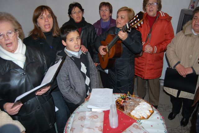 Santa Cecilia Choir accompanied by the Mayor of Totana and the councilman of Social Welfare compliment the Christmas carols and Christmas cards, Foto 3