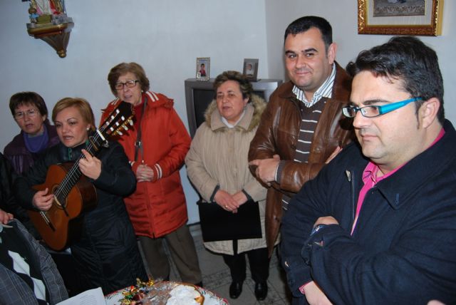 El Coro Santa Cecilia acompañado por el alcalde de Totana y el concejal de Bienestar Social felicitan la Navidad con villancicos y postales navideñas, Foto 4