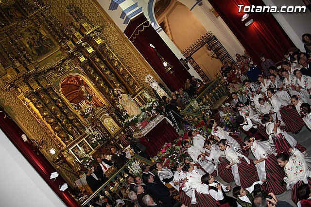 The patron saint of Totana receives thousands of flowers inside the church of Santiago, Foto 1