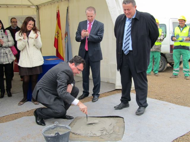 Colocan la primera piedra en la nueva rotonda de acceso al polígono industrial de La Unión - 1, Foto 1
