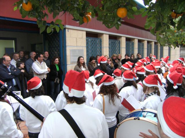 El Floricoro del IES Floridablanca felicita la Navidad a los funcionados de la Concejalía de Educación - 1, Foto 1