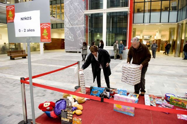 La alcaldesa echa una mano a los Reyes Magos con la recogida de juguetes en San Miguel - 1, Foto 1