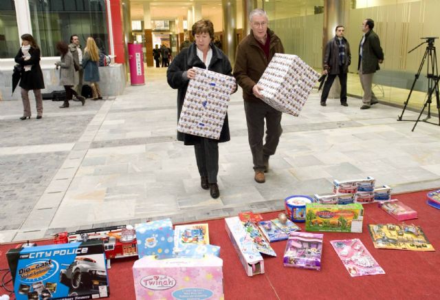 La alcaldesa echa una mano a los Reyes Magos con la recogida de juguetes en San Miguel - 2, Foto 2
