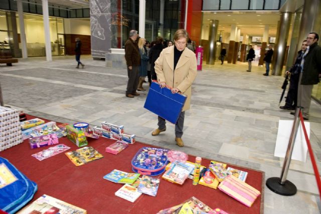 La alcaldesa echa una mano a los Reyes Magos con la recogida de juguetes en San Miguel - 3, Foto 3