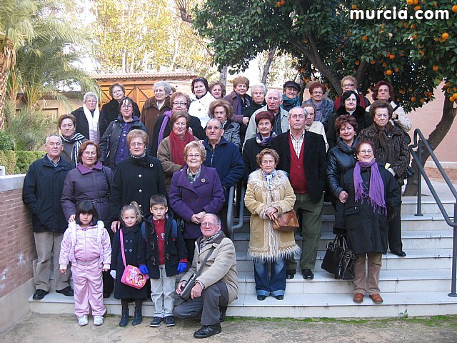 A group of users of City Senior Center took a tour to several Nativity of Murcia, Foto 1
