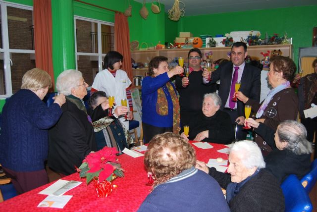 City officials compliment the Easter holiday to users of the Service Day Care Center Alzheimer's, Foto 1