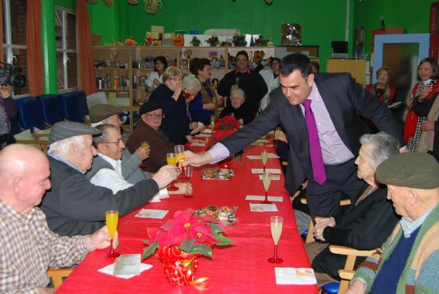City officials compliment the Easter holiday to users of the Service Day Care Center Alzheimer's, Foto 2
