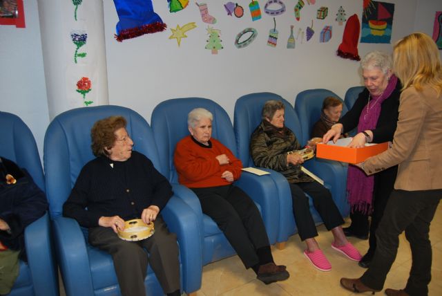 City officials compliment the Easter holiday to users of the Service Day Care Center Alzheimer's, Foto 3