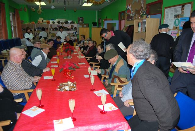 City officials compliment the Easter holiday to users of the Service Day Care Center Alzheimer's, Foto 5
