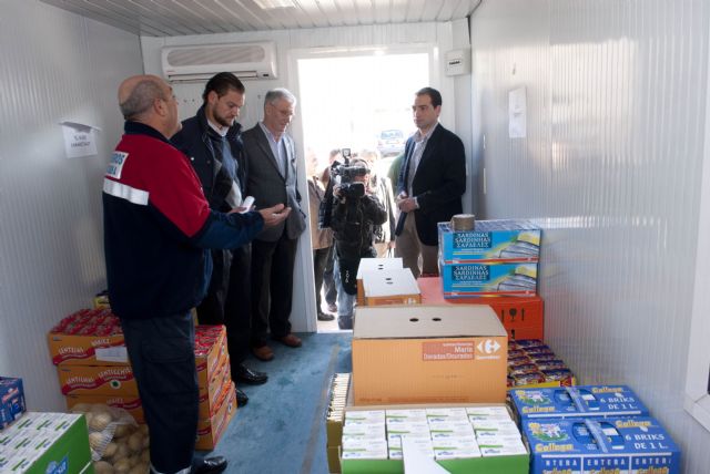 Entrega de alimentos de Policía Local y Bomberos a personas necesitadas - 1, Foto 1