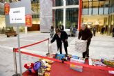 La alcaldesa echa una mano a los Reyes Magos con la recogida de juguetes en San Miguel