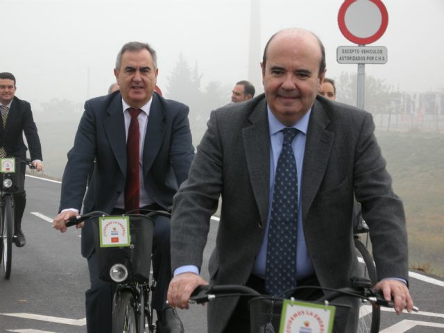 Gaspar Zarrías recorre el carril bici de la Mota del Río Segura, financiado con el Fondo Estatal 2010, Foto 1