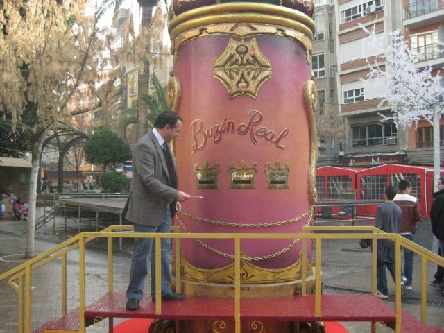 El concejal Rafael Gómez estrena el buzón gigante de los Reyes Magos - 1, Foto 1