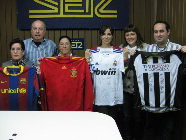 Camisetas firmadas para donantes con suerte - 1, Foto 1