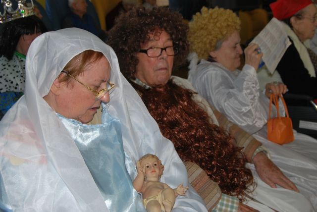 Los usuarios de la residencia La Purísima reciben la Navidad con una representación teatral y villancicos - 1, Foto 1