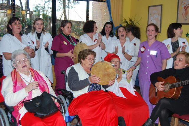 Users of the residence "La Purisima" receive Christmas with a play and carols, Foto 2
