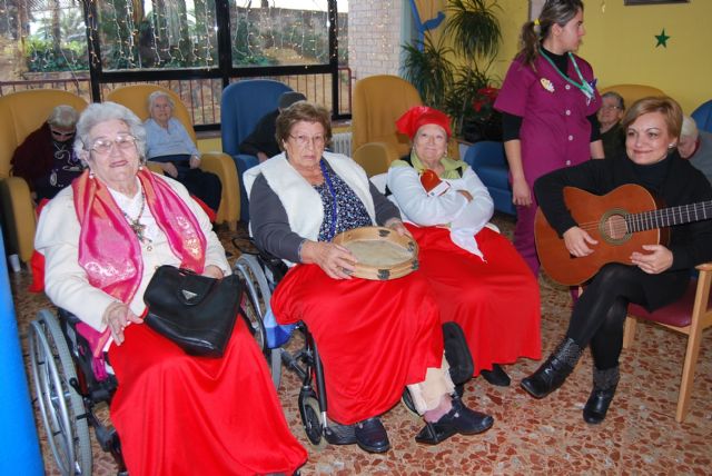 Los usuarios de la residencia La Purísima reciben la Navidad con una representación teatral y villancicos - 3, Foto 3
