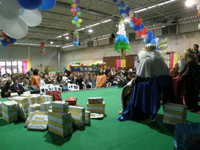 Los Reyes Magos entregan a los más de 250 niños y niñas del Centro Municipal de Atención Temprana de Lorca sus regalos de Navidad - 2, Foto 2