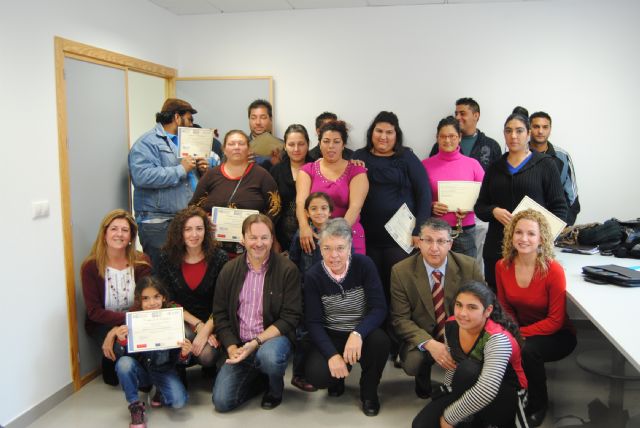 Veinte alumnos gitanos acaban sus cursos laborales organizados por Servicios Sociales y Secretariado Gitano - 1, Foto 1