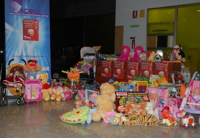 Casi cuatrocientos juguetes se recogieron ayer por parte de ACOGE que serán distribuidos por Cáritas Jumilla - 1, Foto 1