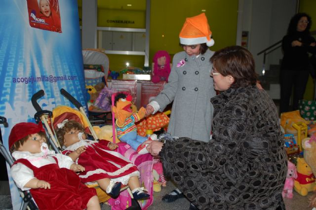 Casi cuatrocientos juguetes se recogieron ayer por parte de ACOGE que serán distribuidos por Cáritas Jumilla - 2, Foto 2