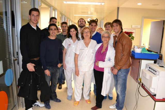 Jugadores de la Seleccion Murciana, atracción en la Arrixaca - 1, Foto 1