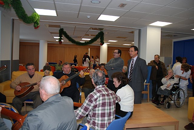 El consejero de Política Social comparte el día de Nochebuena con los mayores de la residencia Javier Azagra de El Palmar - 1, Foto 1