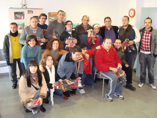 Los usuarios y profesionales del Servicio Municipal de Apoyo Psicosocial reciben la visita de la Peña Barcelonista de Totana, Foto 3