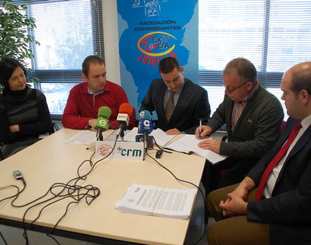Ruralcaja y la Asociación de Comerciantes de Jumilla Expoboda firman un convenio de colaboración - 1, Foto 1