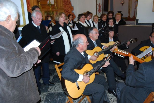 La misa de villancicos cantada por la Orquesta de Pulso y Púa Ciudad de Totana y el Coro Amanecer deleita al público asistente - 1, Foto 1