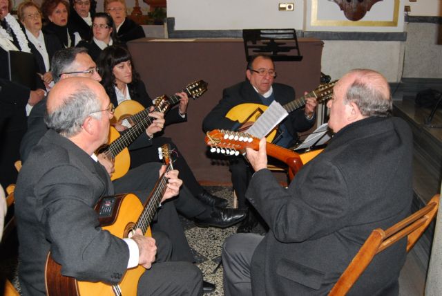 La misa de villancicos cantada por la Orquesta de Pulso y Púa Ciudad de Totana y el Coro Amanecer deleita al público asistente - 4, Foto 4