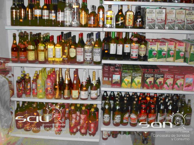 Una operación conjunta de Policía Local e Inspección de Consumo en 4 establecimientos del casco urbano decomisa 5.168 unidades de bebidas alcohólicas - 3, Foto 3