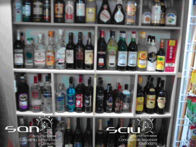Una operación conjunta de Policía Local e Inspección de Consumo en 4 establecimientos del casco urbano decomisa 5.168 unidades de bebidas alcohólicas - 4, Foto 4