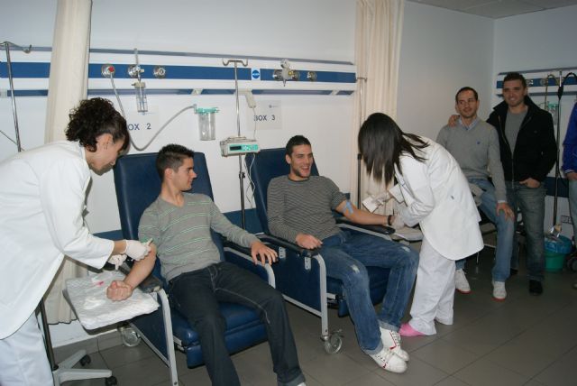 La plantilla de ElPozo Murcia ejerce de pajes en el Hospital USP San Carlos - 1, Foto 1