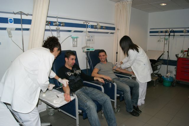 La plantilla de ElPozo Murcia ejerce de pajes en el Hospital USP San Carlos - 2, Foto 2