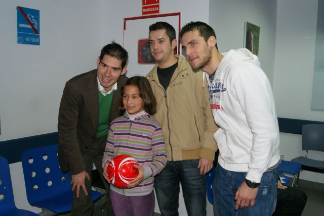 La plantilla de ElPozo Murcia ejerce de pajes en el Hospital USP San Carlos - 4, Foto 4