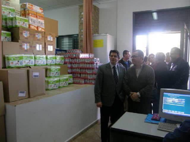 Francisco Jódar entrega a Cáritas 2.800 pañales, 1.400 potitos y 260 cajas de papillas - 1, Foto 1