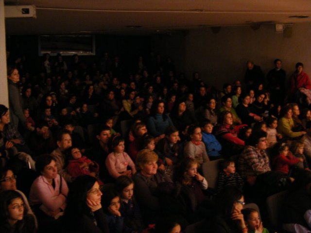 El estreno del musical 'Volando hacia los sueños' abarrota el aula de Cajamurcia de Cieza - 2, Foto 2