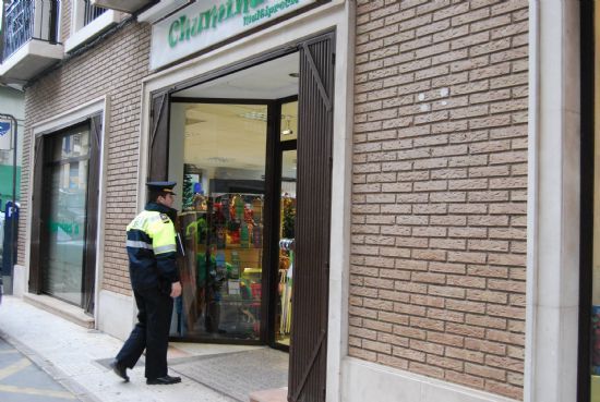 Los vecinos de Totana realizan sus Compras Seguras de Reyes gracias al dispositivo especial de seguridad, Foto 1