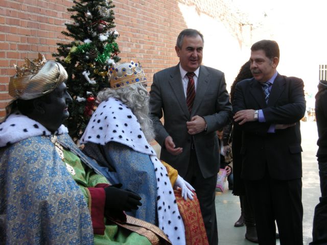 Los Reyes Magos entregan regalos a los hijos de los internos del centro penitenciario de Sangonera - 1, Foto 1