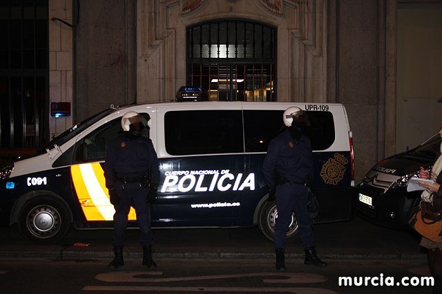 La Policía Nacional custodia la puerta de la casa del presidente Valcárcel durante una reciente manifestación / Murcia.com, Foto 1