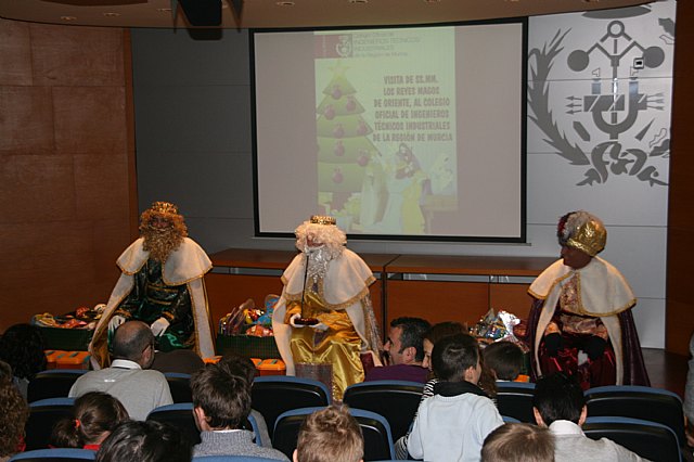 Los Reyes Magos visitaron el Colegio Oficial de Ingenieros Técnicos Industriales de la Región de Murcia - 1, Foto 1