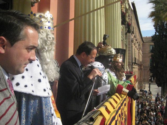 Centenares de niños reciben a los Reyes Magos en el Ayuntamiento de Murcia - 1, Foto 1
