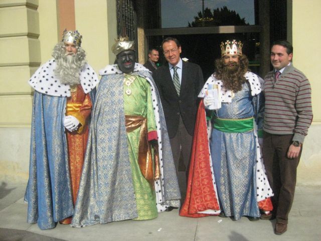 Centenares de niños reciben a los Reyes Magos en el Ayuntamiento de Murcia - 2, Foto 2